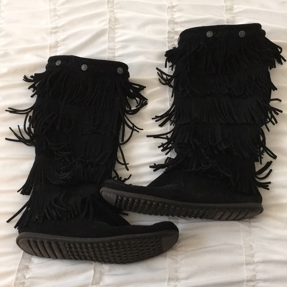 Minnetonka 5-layer fringe boot in black suede